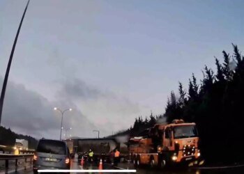 Kocaeli’de Tır Makasladı, İstanbul Yönü Trafiğe Kapandı