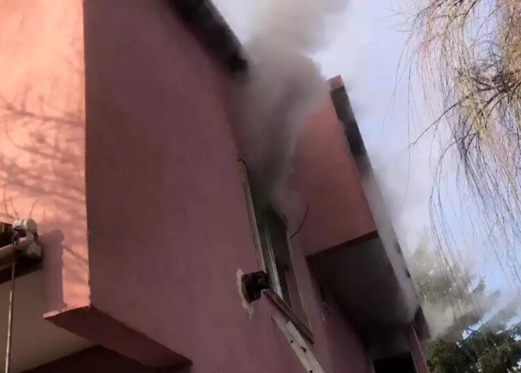 Kocaeli’nde Yatak Odasında Yangın: 2 Kişi Dumandan Etkilendi