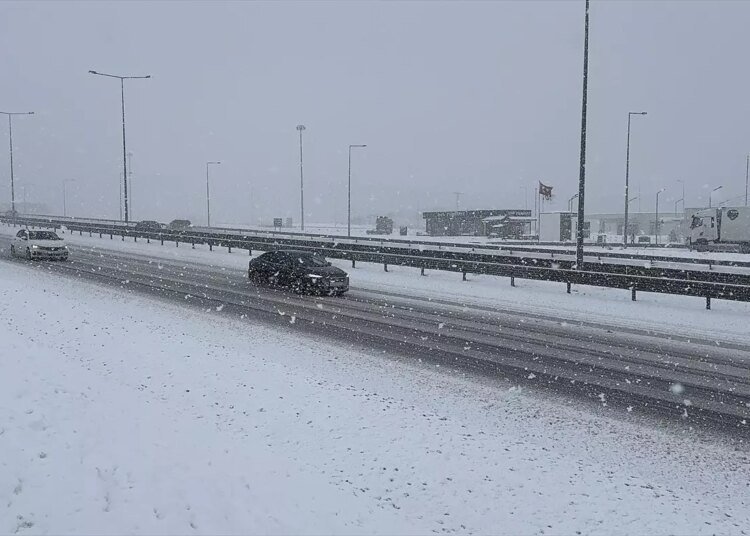 Kuzey Marmara Otoyolu’nda Kar Yağışı Etkili Oluyor
