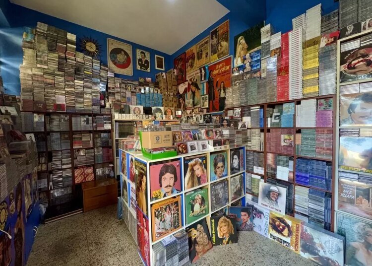 Nostaljik Plak ve Kasetçiliğe Dönüş: Karamürsel’de Aile Geleneği