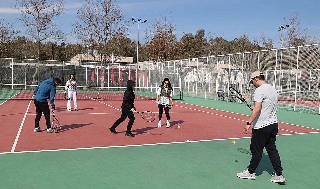 Büyükşehir Belediyesi’nden ücretsiz tenis eğitimi
