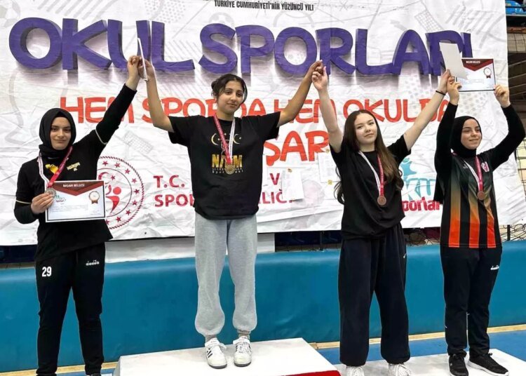 Edirne’de Bilek Güreşi Müsabakalarında Elif Aşık İki Kolda İkinci Oldu