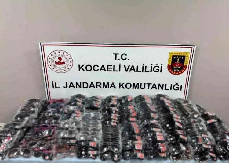 Gölcük’te Sahte Güneş Gözlüğü Operasyonu: 2 Bin Gözlük Ele Geçirildi