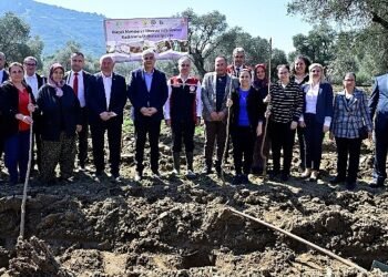 İzmir’de Kadın Çiftçilere Destek: Dut Fidanları Toprakla Buluştu!