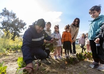 Karşıyaka’da anaokulu öğrencileri bostanda üretimi deneyimledi