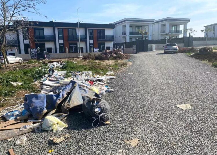 Kartepe’de Hafriyat Kamyonları Lüks Sitelerin Yakınında Moloz Döküyor