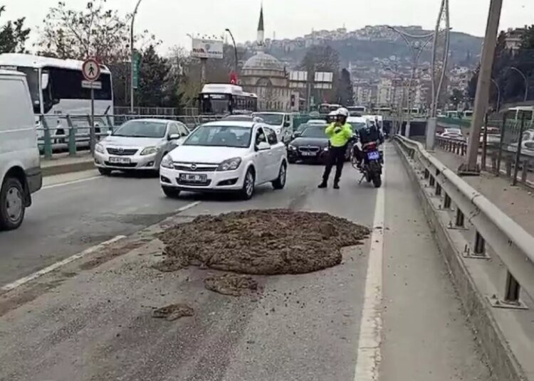 Kocaeli D100 Karayolu’nda Çamur Trafiği Aksattı, Sürücüye Ceza