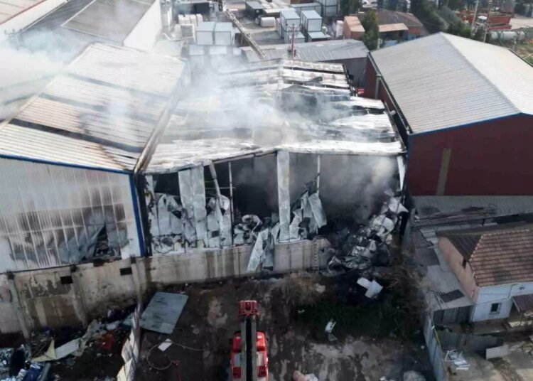 Kocaeli’de Boya İmalathanesinde Yangın: İki İmalathane Zarar Gördü