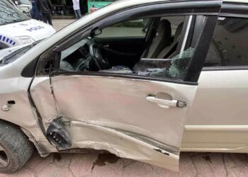 Kocaeli’de Freni Tutmayan Otomobil Park Halindeki Araca Çarptı: 2 Yaralı