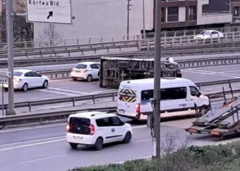 Kocaeli’de Hurda Yüklü Kamyonet Devrildi, Trafik Durdu