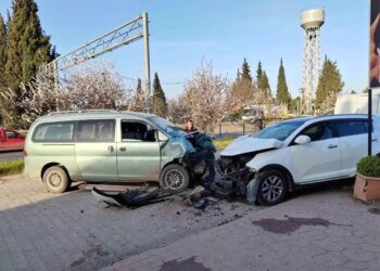 Kocaeli’de Kafa Kafaya Çarpışma: 2 Yaralı