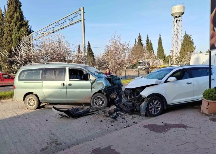 Kocaeli’de Kafa Kafaya Çarpışma: 2 Yaralı