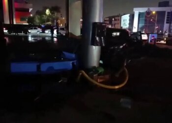 Kocaeli’de Kavşakta Çarpışan Araç Benzin İstasyonuna Daldı