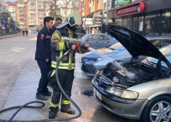 Kocaeli’de Park Halindeki Otomobilde Yangın