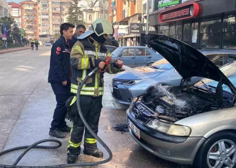 Kocaeli’de Park Halindeki Otomobilde Yangın