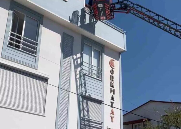 Kocaeli’de Usta Mahsur Kaldığı Çatıdan İtfaiye Ekipleri Tarafından Kurtarıldı