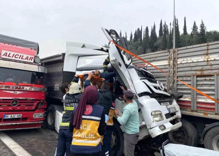 Kocaeli’de Zincirleme Kaza: Bir Sürücü Yaralandı