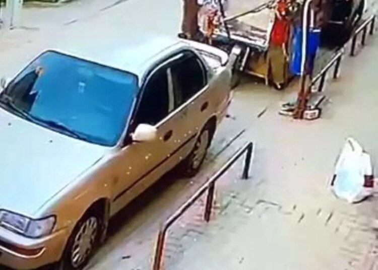 Kocaeli’nde Hırsızlık Olayı: Bebekli Kadın Kağıt Toplama Aracını Soydu