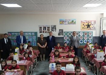 İzmir Valisi Dr. Süleyman Elban, İzmir İl Millî Eğitim Müdürü Dr. Ömer Yahşi, Karne Gününde Öğrencilerle Bir Araya Geldi