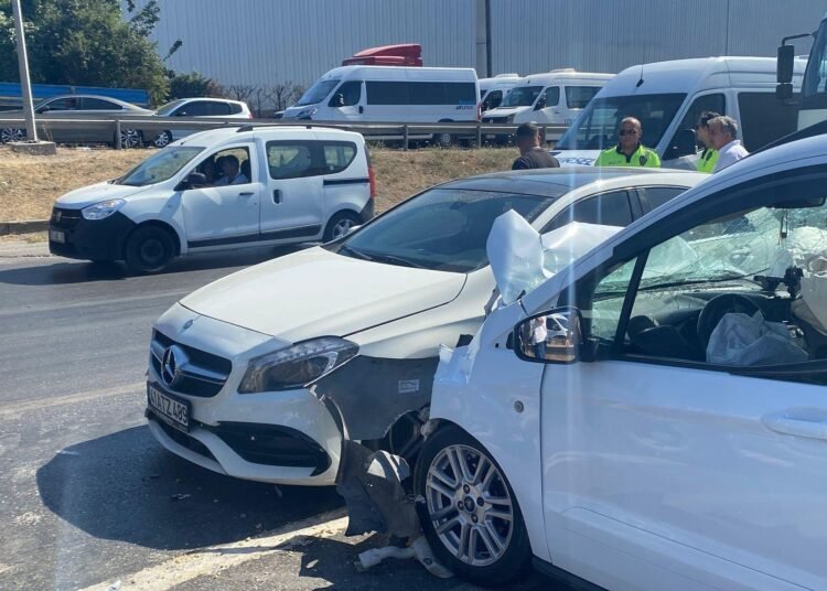 4 araclik zincirleme kaza 2 yarali kocaeli