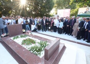 Baskan Buyukakin Gumilcinede Dr. Sadik Ahmet anmasi file