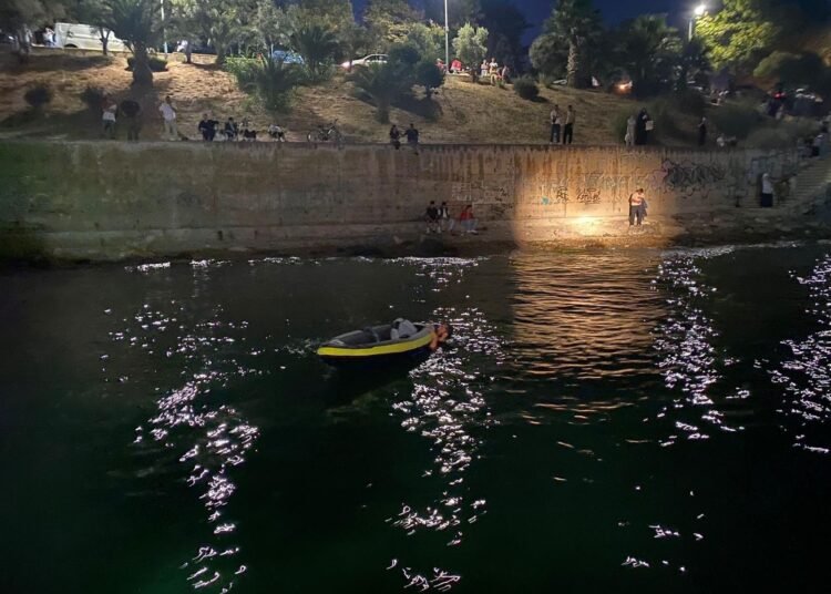 Denizde Mahsur Kalan 4 Kisiyi Ekipler Kurtardi kocaeli