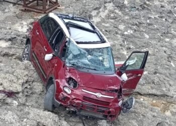 El freni cekilmeyen otomobil kayalardan uctu kocaeli