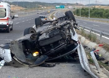 KMOda otomobil tabelaya carpti 1 olu 4 yarali kocaeli