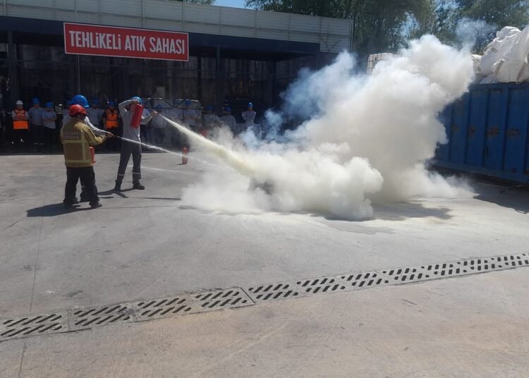 Kocaeli Buyuksehirden sanayiye yangin egitimi Hayat kurtarir file