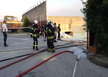 Kocaeli Kukurt deposunda korkutan yangin kocaeli