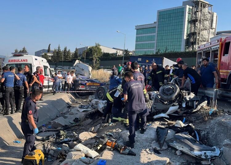 Kocaelide iki otomobil ve TIR carpisti 5 olu 1 yarali kocaeli