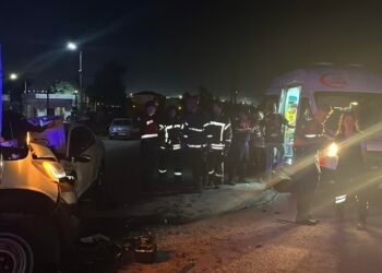 Kocaelide servis minibusu otomobil carpisti 10 yarali kocaeli