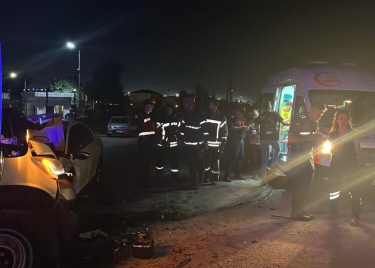 Kocaelide servis minibusu otomobil carpisti 10 yarali kocaeli