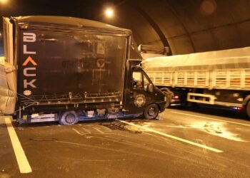 Kuzey Marmara Otoyolu Kamyonet devrildi 3 serit kapali kocaeli