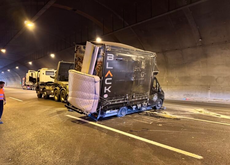 Kuzey Marmara Otoyolu Kamyonet devrildi 3 serit kapandi kocaeli