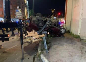 Otomobil bariyerde takla atti 2 olu 3 yarali kocaeli