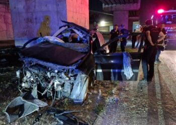 Otomobil otoyol kopru ayagina carpti 2 yarali kocaeli