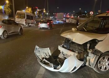Servis minibusu sag seritte duran araca carpti 2 yarali kocaeli