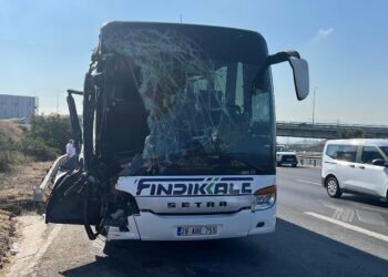 TEMde otobus kamyona carpti 1 agir 7 yarali kocaeli