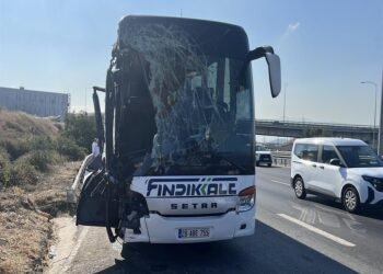 TEMde otobus kamyona carpti 1 olu 6 yarali kocaeli