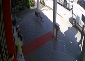 TIRdan dusen celik halat rulolari araclara carpti O anlar kamerada kocaeli