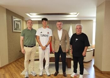 Büyükakın, genç milli yüzücüyü kabul etti