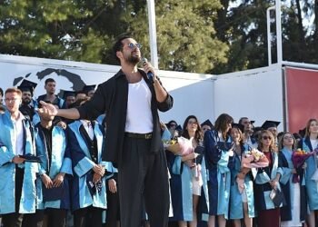 EÜ İletişim Fakültesinde mezuniyet coşkusu