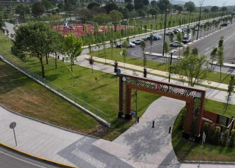 Basiskele Seymen Millet Bahcesi Aileler keyifli anlar file