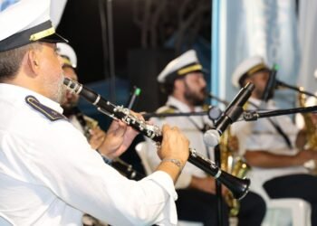 Basiskele sahilinde muzikli renkli aksam file