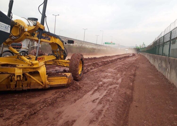 Buyuyen Kartepeye modern yol hamlesi 1 1