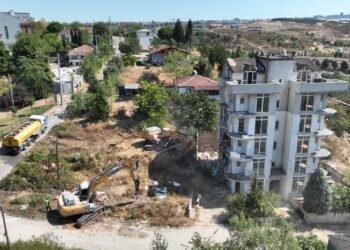 Cayirovada Riskli Yapi Yikimina Baslandi file