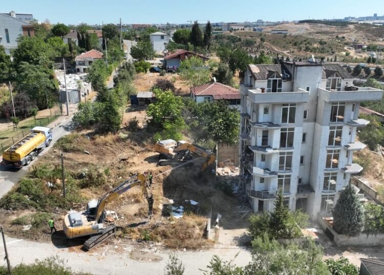 Cayirovada Riskli Yapi Yikimina Baslandi file