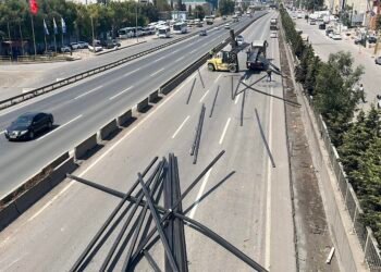 Dilovasinda TIR profilleri dustu Istanbul yolu kapandi kocaeli