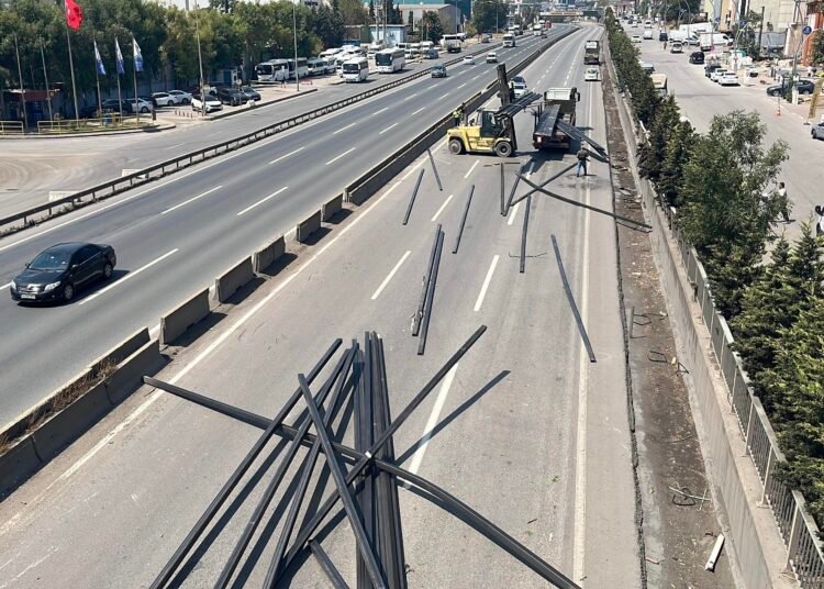 Dilovasinda TIR profilleri dustu Istanbul yolu kapandi kocaeli